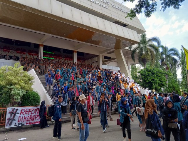 Masa aksi berbondong-bondong membubarkan diri dari tangga gedung DPRD Provinsi Lampung, Selasa (10/3) | Foto : Sidik Aryono/ Lampung Geh
