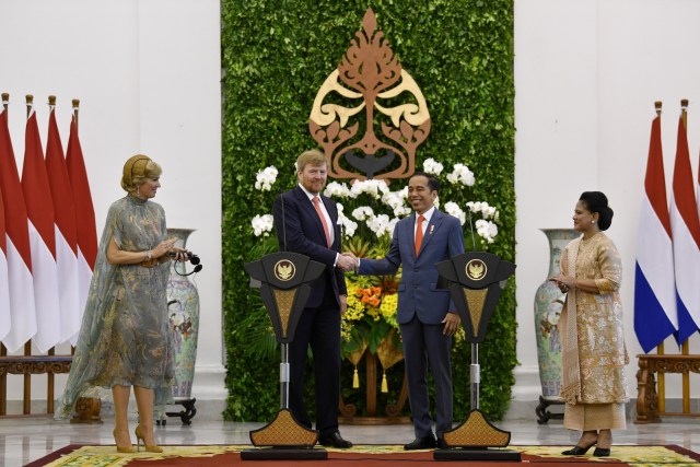 Presiden Joko Widodo (kedua kanan) bersalaman dengan Raja Belanda Willem Alexander (kedua kiri) di Istana Bogor. Foto: ANTARA FOTO/Sigid Kurniawan