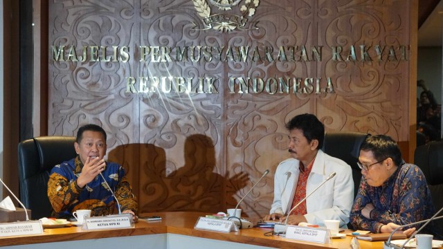Pertemuan Ketua MPR RI Bambang Soesatyo (kiri) dengan Kepala BPIP Yudian Wahyudi (kedua kanan) di Kompleks Parlemen, Senayan, Jakarta, Selasa (10/3). Foto: Irfan Adi Saputra/kumparan