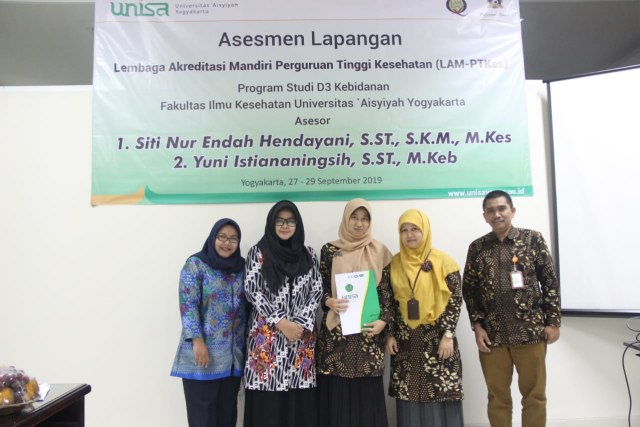 Foto bersama civitas akademika Universitas 'Aisyiyah Yogyakarta usai program studi D3 kebidanan raih akreditasi unggul. Foto: Istimewa.