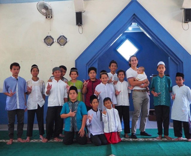 Ryuji bersama anak panti asuhan.jpg