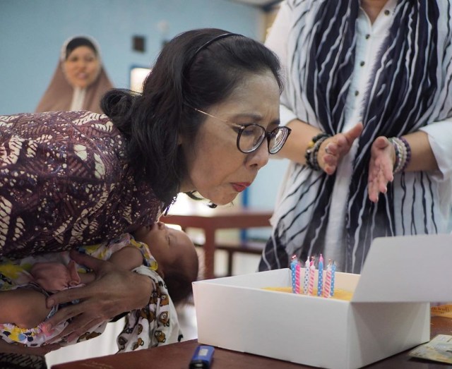Ibu Ryuji Utomo Meniup Lilin.jpg