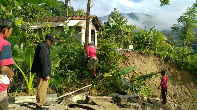 11 Rumah Di Kuningan Terancam Longsor | Kumparan.com