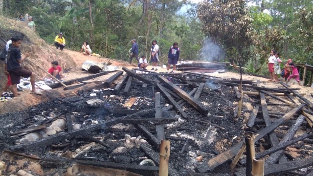 Satu unit rumah warga di Dusun Kanan, Desa Taupe, Mamasa, ludes terbakar. Foto: Dok. Istimewa