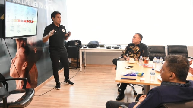 Pelatih Timnas U-16 Bima sakti menjelaskan rencana kegiatan latiha saat menggelar pertemuan dengan PSSI. Foto: Dok. PSSI