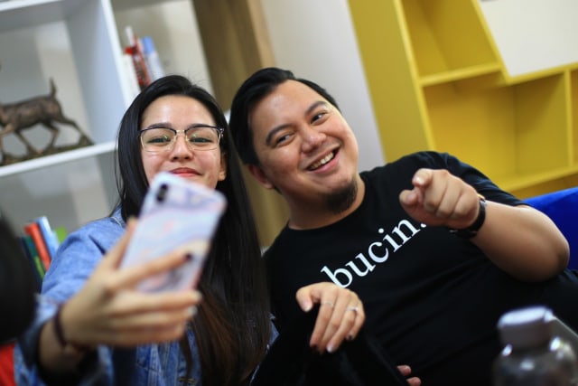 Foto: Chandra Liow, Tommy Limmm, dan Susan Sameh Cerita Keseruan Film Bucin (36771)