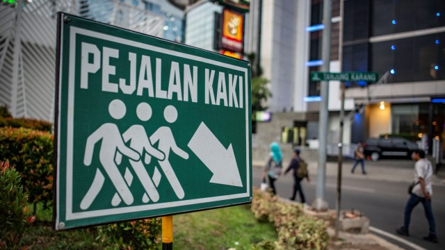 Papan petujuk untuk pejalan kaki terpasang di kawasan Transit Oriented Development (TOD), Jalan Sudirman, Jakarta. Foto: ANTARA FOTO/Aprillio Akbar