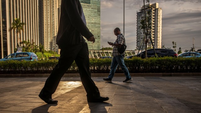 Dua warga berjalan di trotoar Jalan Sudirman, Jakarta. Foto: ANTARA FOTO/Aprillio Akbar