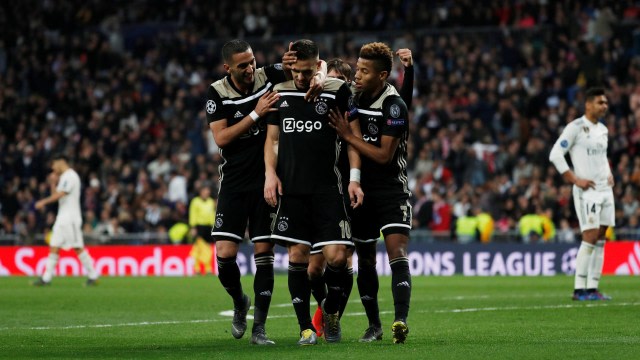 Pemain-pemain Ajax merayakan gol Dusan Tadic ke gawang Real Madrid Foto: REUTERS/Susana Vera
