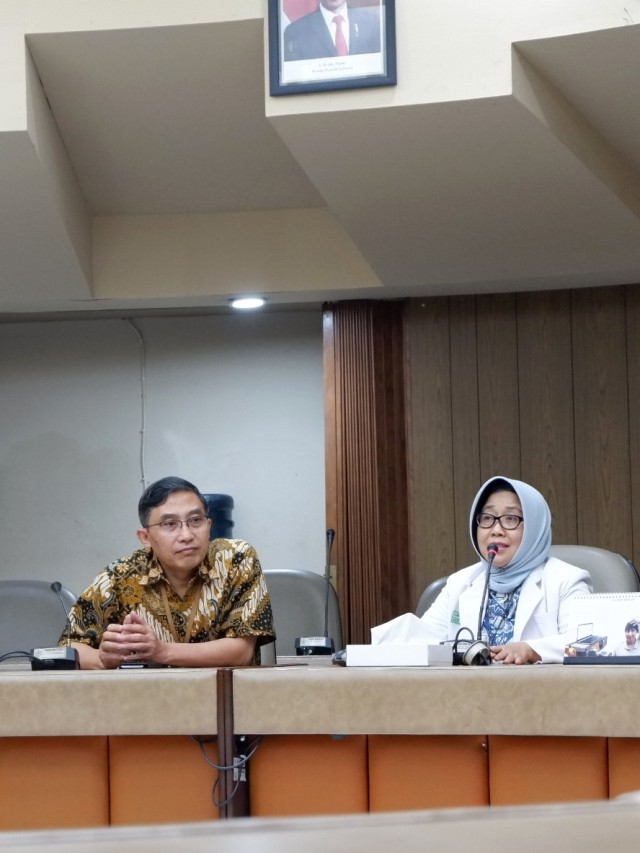 dr Amalia Setyati (kanan) dan dr Rukmono Siswishanto (kiri) saat konferensi pers di RSUP Dr Sardjito, Yogyakarta. Foto: Arfiansyah Panji Purnandaru/kumparan