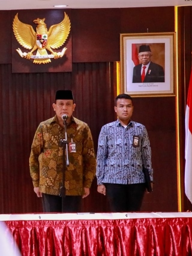 Ketua KPK Firli Bahuri (kiri) saat melantik jaksa penuntut umum di Gedung KPK, Jakarta, Selasa (10/3). Foto: Dok. Humas KPK