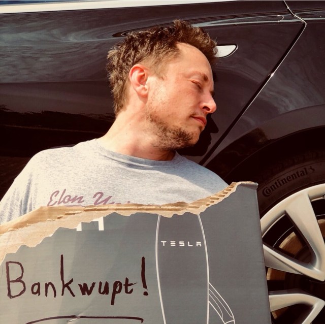 Elon Musk berpose di depan mobil Tesla. Foto: Twitter/@elonmusk