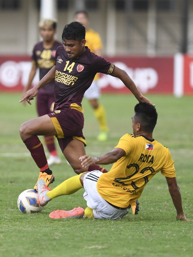 Pemain PSM, Asnawi Mangkualam, berduel dengan pemain FC Kaya pada laga AFC Cup 2020. Foto: Wahyu Putro A./ANTARA