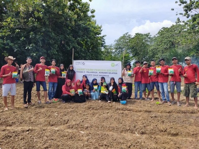 "Program Smartfarm IZI Sulawesi Tenggara Diminati Milenial Konawe Selatan" - Pose para peserta Smartfarm Milenial dari Konawe Selatan setelah melakukan penanaman bibit sayuran di ladang. Dok. IZI