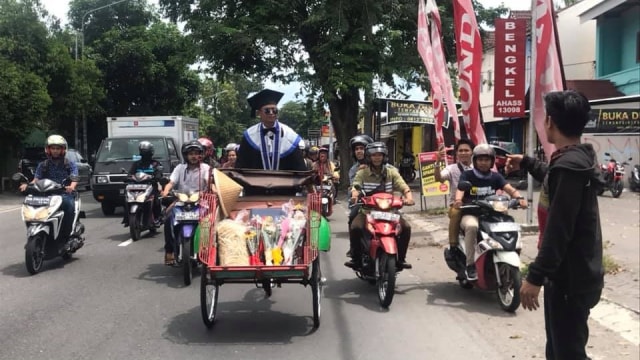 Ilham Muslimin, mahasiswa asal Sulbar mengayuh becak di Yogyakarta usai diwisuda. Foto: Dok. Istimewa