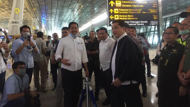 Kunjungi Bandara Soekarno-Hatta, Erick Thohir Diperiksa Suhu Tubuhnya (5826)