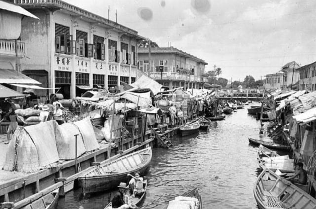 Pasar Parit Besar di zaman Belanda. Foto: repro KITLV