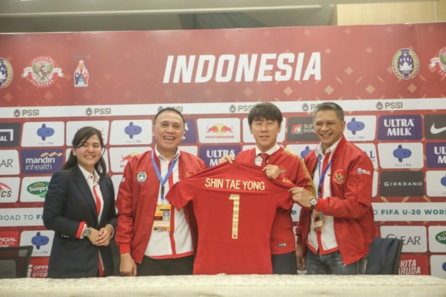 Shin Tae Yong diperkenalkan sebagai pelatih Tim Nasional Indonesia. Foto: Situs resmi PSSI