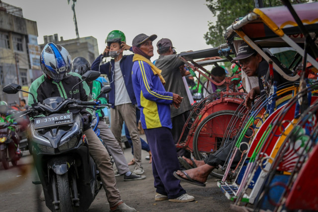 Pengemudi ojek online menunggu penumpang di kawasan Pasar Anyar, Kota Tangerang, Banten, Rabu (11/3). Foto: ANTARA FOTO/Fauzan