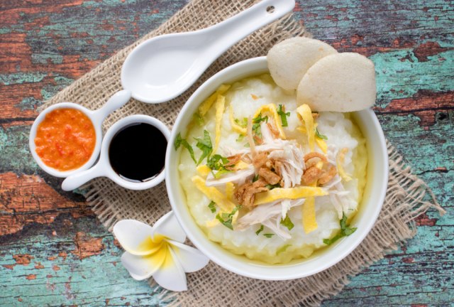 Ilustrasi bubur ayam kari. Foto: shutterstock