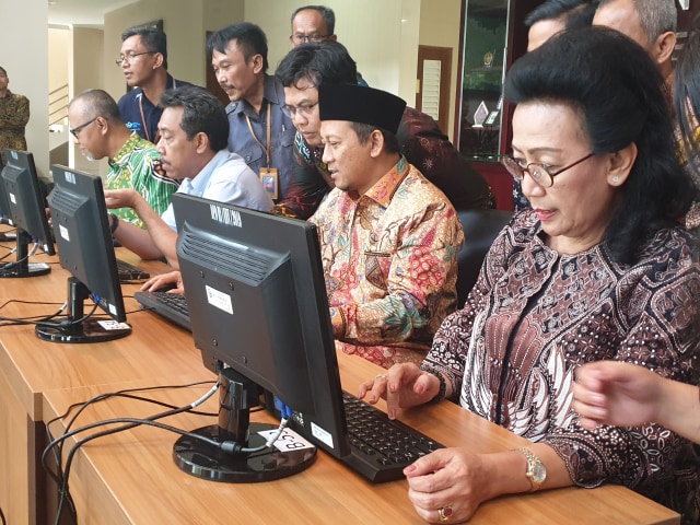 Para anggota DPD RI saat melakukan sensus penduduk online di Kantor DPD RI DIY (10/3/2020). Foto: atx