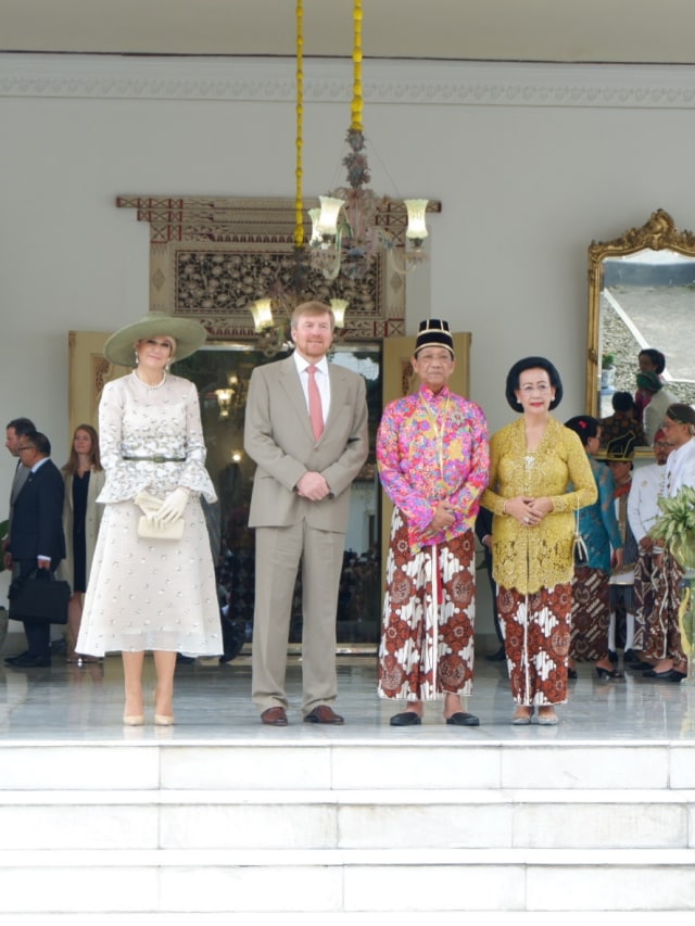 Raja dan Ratu Belanda melakukan foto bersama saat sowan ke Keraton Yogyakarta, Rabu (11/3). Foto: Arfiansyah Panji Purnandaru/kumparan