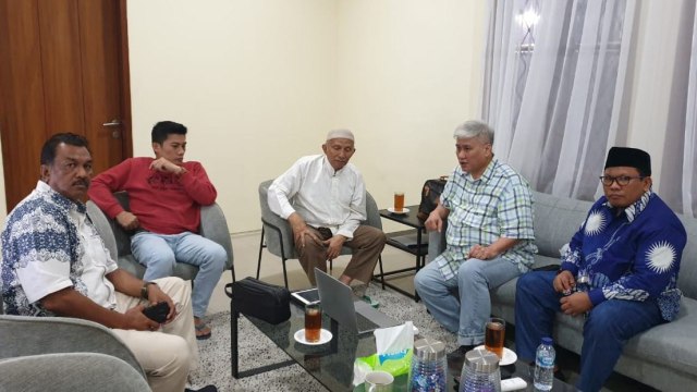 Eks Ketua Dewan Kehormatan Partai PAN Amien Rais (tengah) bertemu sejumlah tokoh yang mengusulkan bentuk PAN reformasi. Foto: Dok. Istimewa