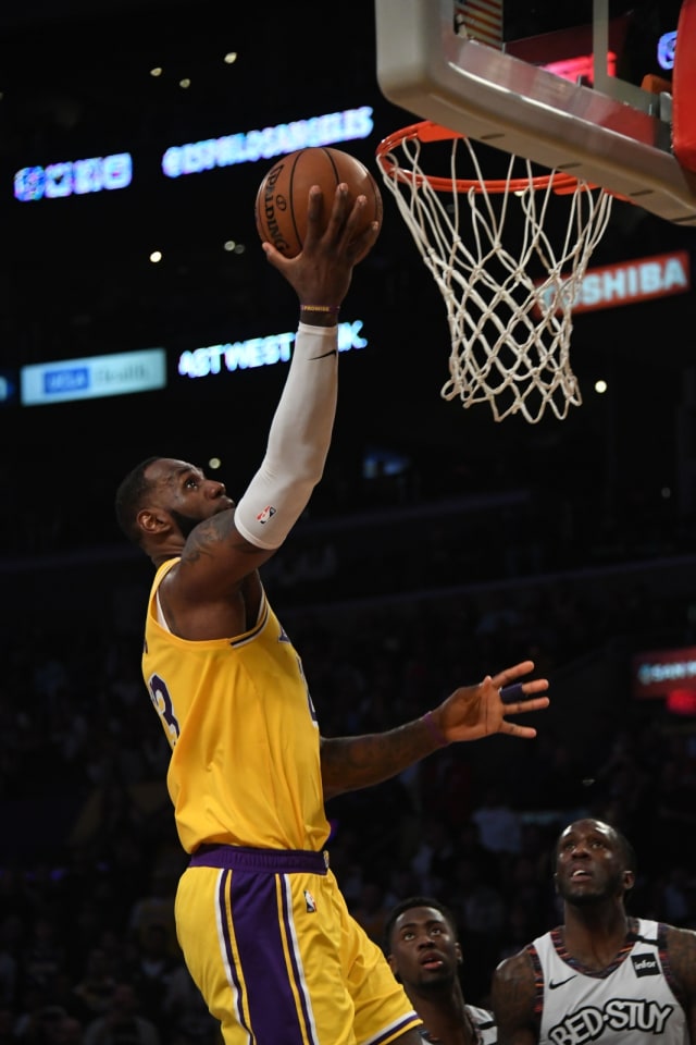 LeBron James melakukan layup di pertandingan melawan Brooklyn Nets. Foto: USA Today/Reuters/Richard Mackson