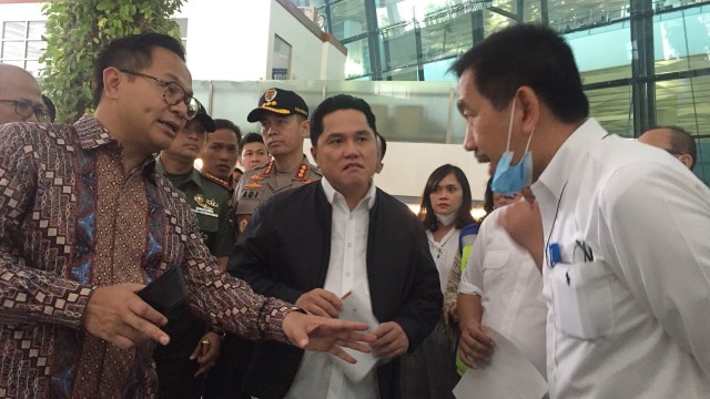 Menteri BUMN Erick Thohir (tengah) saat meninjau Bandara Soekarno-Hatta yang dikelola PT Angkasa Pura II, salah satu BUMN di bawah holding wisata dan aviasi. Foto: Ema Fitriyani/kumparan