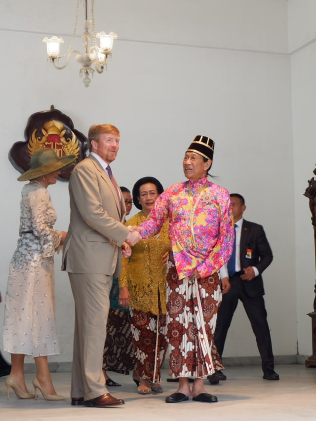 Raja Belanda Willem-Alexander berbincang dengan Raja Keraton Yogyakarta, Sri Sultan Hamengku Buwono (HB) X. Foto: Arfiansyah Panji Purnandaru/kumparan