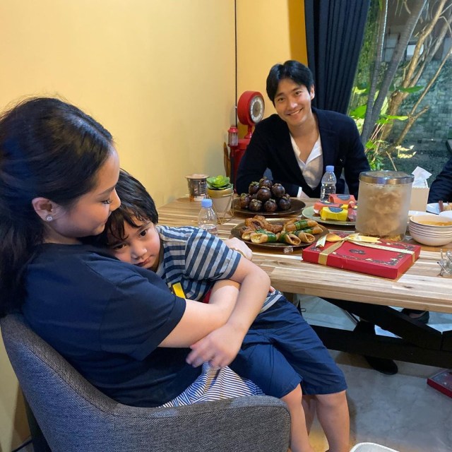 Nagita Slavina dan Rafathar bersama Siwon saat mengujungi rumah Raffi Ahmad, di Perumahan Andra, Cinere, Depok. Foto: Instagram @raffinagita1717.