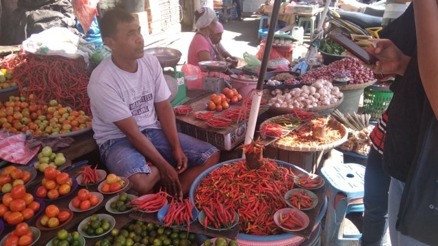 Sejumlah pedagang di Pasar Mardika tidak menjual bawang bombay lantaran mengalami kenaikan harga (Foto: ambonnesia) 