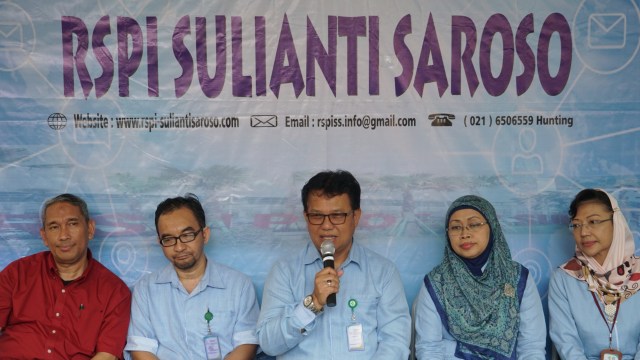 Dirut RSPI Sulianti Saroso dr. Moh. Syahril (tengah) saat konferensi pers update penanganan pasien corona di RSPI Sulianti Saroso, Jakarta Utara. Foto: Helmi Afandi Abdullah/kumparan