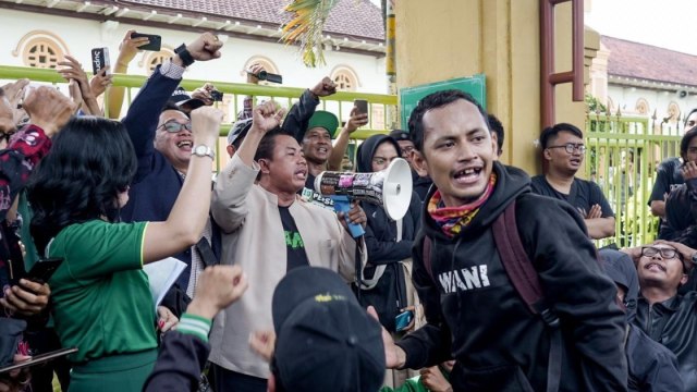 Bonek sat mendukung Persebaya di PN Surabaya. Foto: Dok. Media Persebaya