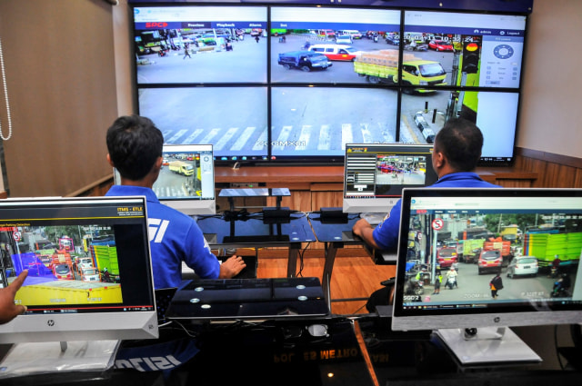 Sejumlah anggota Satlantas Polres Metro Bekasi mengecek layar monitor saat uji coba sistem Electronic Traffic Law Enforcement (ETLE). Foto: ANTARA FOTO/Fakhri Hermansyah