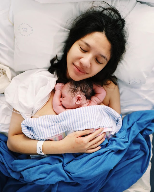 ilustrasi ibu dan bayinya setelah melahirkan normal. Foto: Instagram/@achasinaga