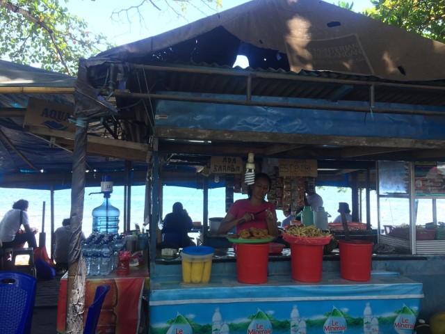 Kios penjual pisang goreng sepanjang Pantai Malalayang Foto: Safira/ kumparan