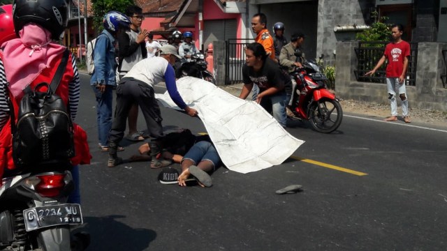 Foto kecelakaan motor dengan warga yang berempati. Foto: Reza Abineri/kumparan