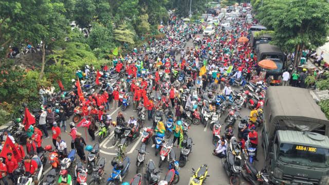Jalan utama Ahmad yani Surabaya dari bundaran waru menju pusat kota, Rabu (11/3). Foto: Yuana Fatwalloh/kumparan