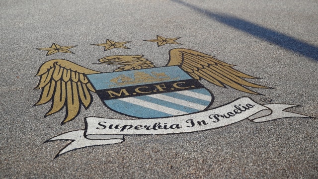 Ilustrasi logo lama Manchester City. Foto: REUTERS/Jason Cairnduff