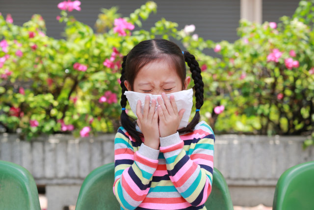 Ilustrasi anak yang sedang sakit flu. Foto: Shutterstock