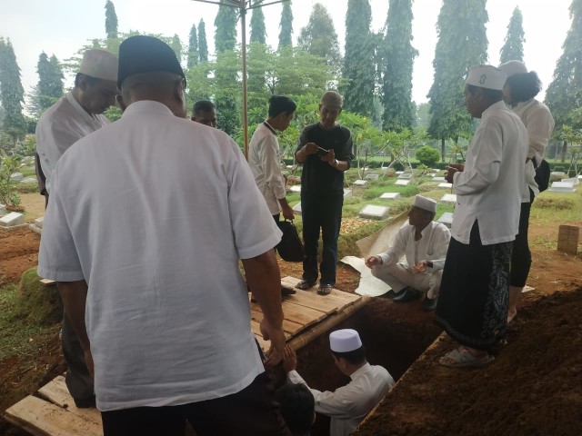 Pemakaman Rama Aiphama di TPU Al Muchdar, Cimanggis, Rabu (11/3). Foto: Alexander Vito/kumparan