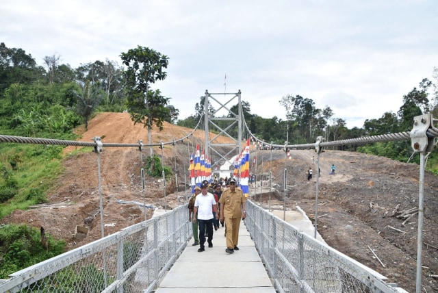 Jembatan Gantung Nanga Ungai mampu menahan beban maksimal 2 ton. Foto: Dicky Darmawan/Prokopim Sintang