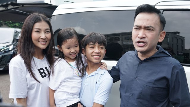 Penyanyi Betrand Peto dan Thalia bersama Ruben Onsu dan Sarwendah saat ditemui dikawasan Tendean, Jakarta. Foto: Dok. Ronny