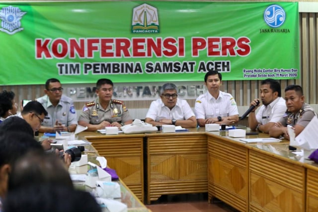 Konferensi pers terkait penghapusan (pemutihan) denda atas pajak kendaraan bermotor bagi warga Aceh di Media Center Biro Humas dan Protokol Setda Aceh, Rabu (11/3). Foto: Suparta/acehkini