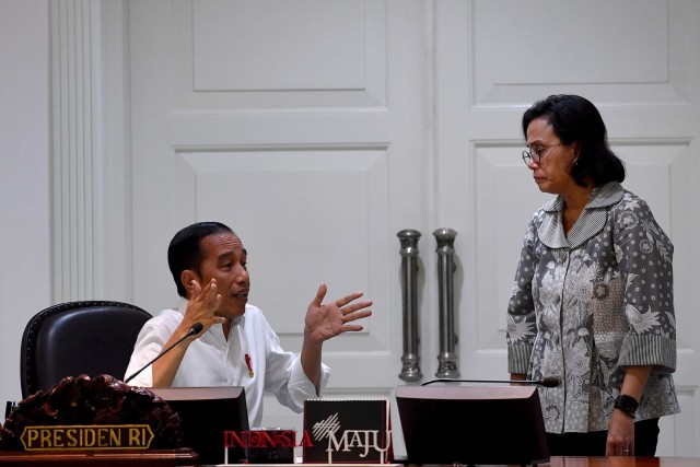 Presiden Joko Widodo dan Menteri Keuanga Si Mulyani berbincang sebelum rapat terbatas di Kantor Presiden, Jakarta, Rabu (11/3). Foto: ANTARA FOTO/Sigid Kurniawan