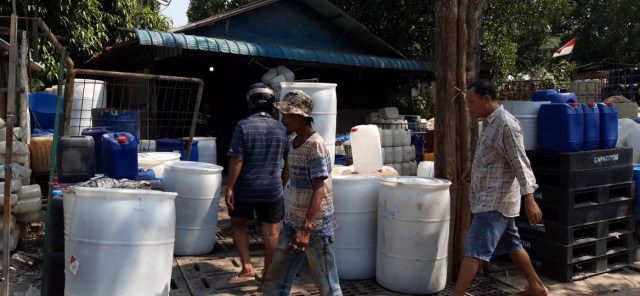 Salah satu tempat penjualan drum air di Kota Batam. Foto: Rega/kepripedia.com