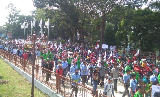 Ratusan massa aksi buruh dan mahasiswa di Jambi tolak pengesahan RUU Cipta Kerja. Foto: Jambikita.id