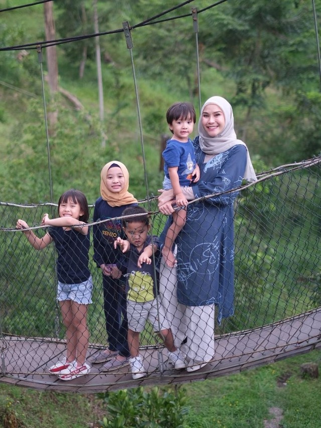 Zaskia Adya Mecca dan anak-anaknya. Foto: Instagram/@zaskiadyamecca