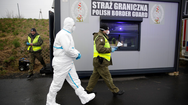 Polisi dan tim medis berjaga di perbatasan Jedrzychowice, antara Polandia dan Jerman untuk mencegah penyebaran virus corona. Foto: AFP/ODD ANDERSEN 